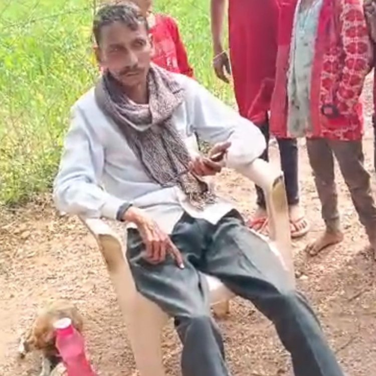 नशे में धुत शिक्षक ने बच्चों से की गाली-गलौज, VIDEO:टीकमगढ़ के प्राइमरी स्कूल के टीचर को तीसरी बार किया गया निलंबित