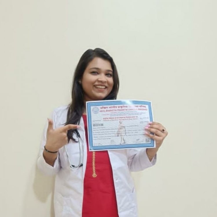 प्रयाग से लौट रही ट्रेनी डॉक्टर की मौत:ड्राइवर को नींद की झपकी आने से ट्रक में घुसी कार, परिवार के सदस्य 4 गंभीर घायल