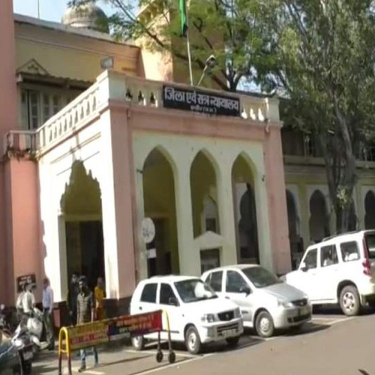 वकील ने महिला को भेजे अश्लील मैसेज:तलाक केस के चलते संपर्क में आए थे; घर पहुंचकर किया प्रेम का इजहार