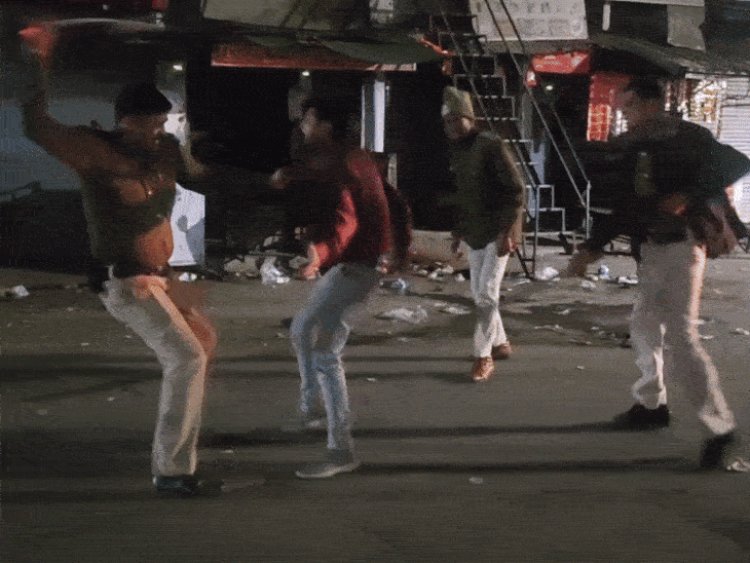 तीन पुलिसकर्मियों ने दुकानदार को डंडों से पीटा:छतरपुर में देर रात दुकान बंद कराने पर विवाद; युवक बोला- सामान भी तोड़ा