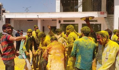 अशोकनगर के युगल सरकार मंदिर में फूलों की होली:अधिकारियों-नेताओं ने मनाया त्योहार; बच्चों और युवाओं में दिखा उत्साह