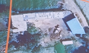 चरनोई की जमीन पर बना दी बहुमंजिला इमारत:ग्रामीणों का आरोप- शिकायत करने वालों को धमकाया जाता है; जनसुनवाई में पहुंचे