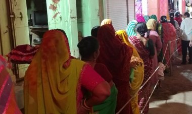 शीतला सप्तमी पर सजी थालियों के साथ मंदिर पहुंचीं महिलाएं:सुनी बूढ़ी मां की पारंपरिक कथा, बासी भोजन का भोग लगाया