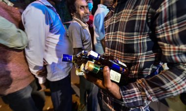 नोएडा में शराब पर भारी डिस्काउंट ! एक पर एक बोतल मुफ्त; ठेकों पर लंबी लाइनें