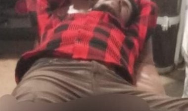 बतख चौराहे पर टैक्सी ने बाइक को टक्कर मारी:युवक का पैर तीन जगह से टूटा, झांसी मेडिकल कॉलेज रेफर