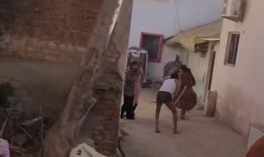 जैतवारा में प्रॉपर्टी विवाद में मारपीट; VIDEO:सड़क पर मां-बेटे और बहनों के बीच चले लाठी-डंडे; दोनों पक्षों पर मामला दर्ज