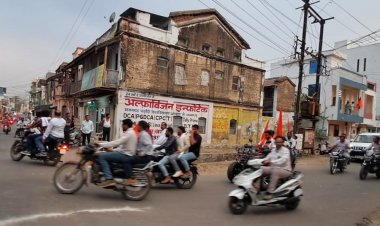 खंडवा में सकल हिंदू समाज ने निकाली बाइक रैली:रामेश्वर पुलिया पर जाम में फंसी एम्बुलेंस, रैली के बीच से रास्ता देकर निकाला