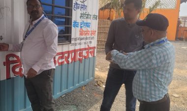 इंदौर में अवैध कॉलोनी पर एक्शन:ग्राम धन्नड़ स्थित अवैध कॉलोनी के कार्यालयों को किया सील