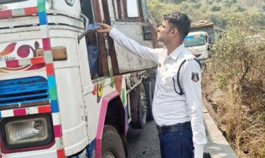 ट्रैफिक जवानों ने वाहन चालकों को बांटा पानी