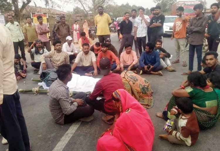 पहले अस्पताल में हंगामा, फिर आरोपियों की गिरफ्तारी की मांग पर लाश सडक़ पर रख चक्काजाम