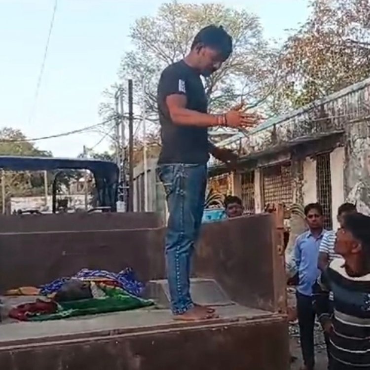 शराब के नशे में किसान ने की आत्महत्या:खेत की कोठी में लगाई फांसी; कमरे का दरवाजा तोड़कर अंदर गए परिजन