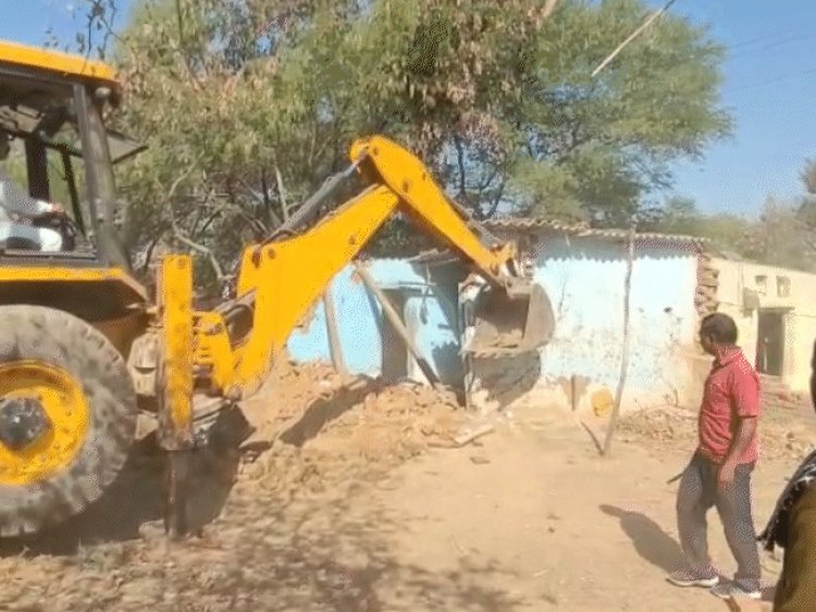 दमोह में गोवंश की हत्या, हिंदू संगठनों पर फायरिंग:कार्यकर्ताओं ने बंद बुलाया; आरोपियों के घरों पर चला बुलडोजर