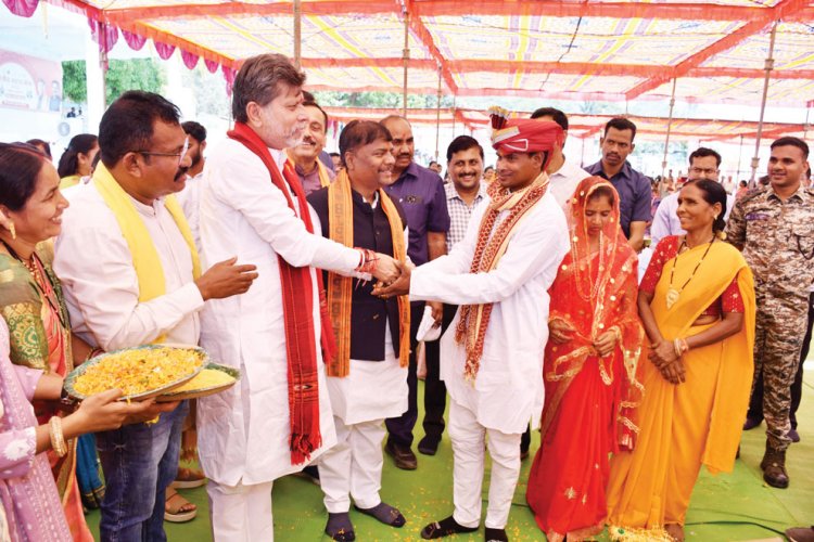 आत्मसमर्पित नक्सल जोड़ों सहित कई जोड़ों की शादी