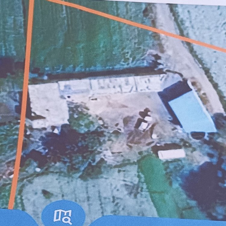 चरनोई की जमीन पर बना दी बहुमंजिला इमारत:ग्रामीणों का आरोप- शिकायत करने वालों को धमकाया जाता है; जनसुनवाई में पहुंचे