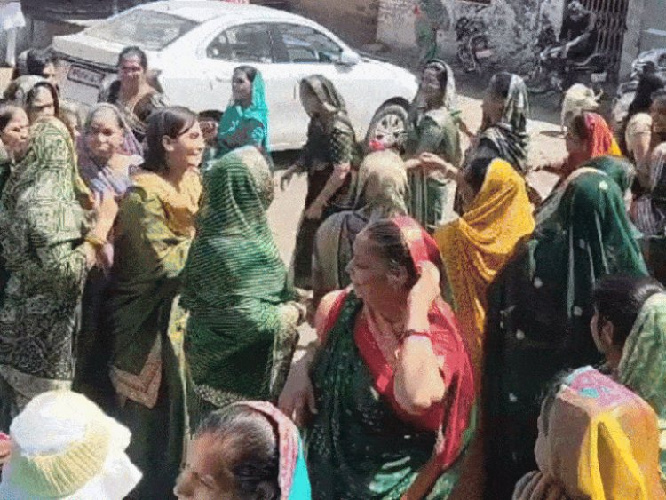 मक्सी में श्याम कीर्तन और फॉग उत्सव का तीसरा दिन:निशान यात्रा में मेंहदी रंग के वस्त्रों में थिरकीं महिलाएं, पुष्प वर्षा से स्वागत