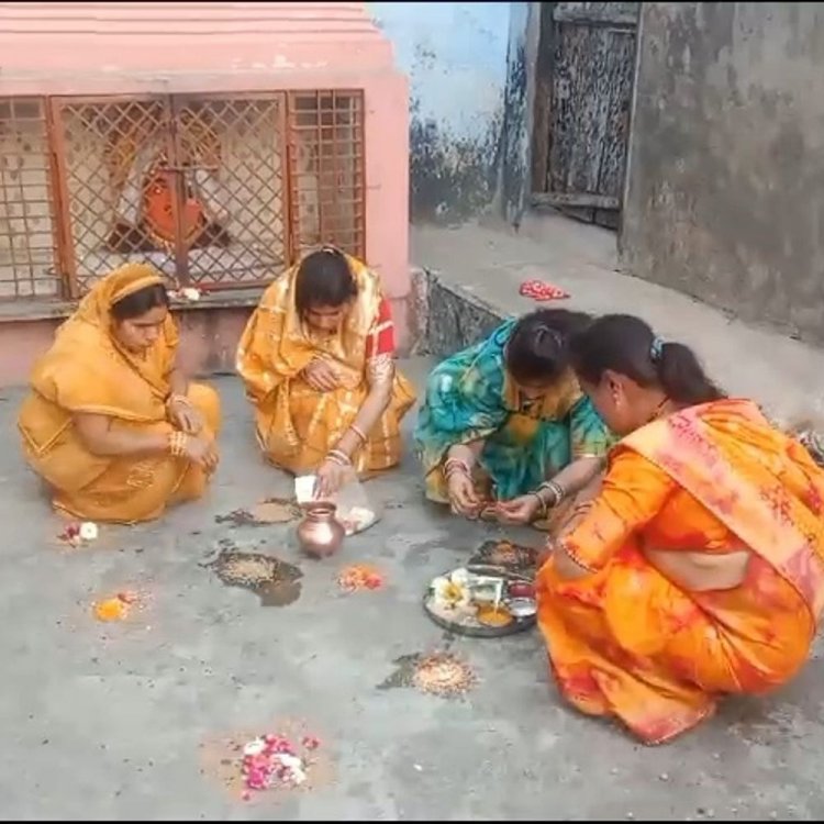 शाजापुर में महिलाओं ने रखा दशा माता का व्रत:पीपल की परिक्रमा कर गले में धारण किया डोरा; सुख-समृद्धि की कामना की