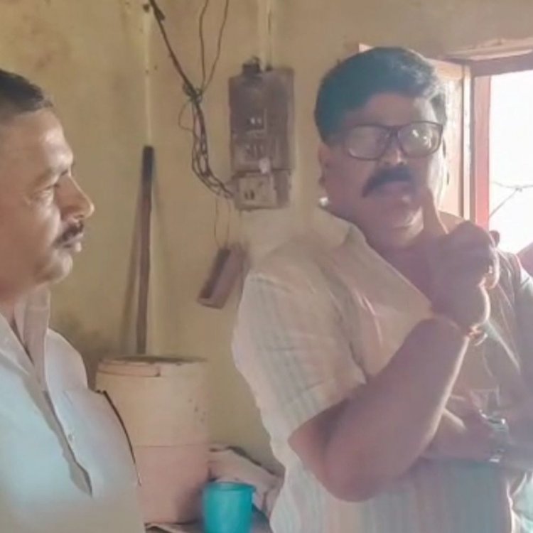 टीकमगढ़ में फायर स्टेशन का निरीक्षण:नपाध्यक्ष ने दो गायब कर्मचारियों की अनुपस्थिति दर्ज करने के दिए आदेश