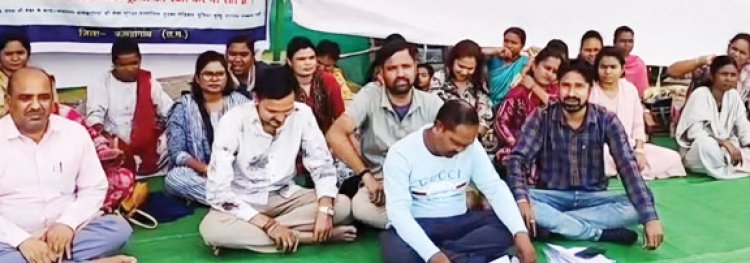 मनरेगा कर्मचारी महासंघ का धरना-प्रदर्शन