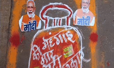 इंदौर में घरों के बाहर बनाई सिलेंडर की रंगोली:कांग्रेस का अनोखा विरोध, लिखा- 'महंगाई की मार, मोदी सरकार'
