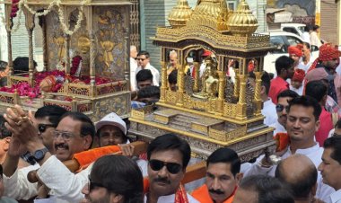 उज्जैन में श्वेतांबर-दिगंबर समाज ने निकाला सामूहिक जुलूस:महावीर जंयती पर रथ पर निकले प्रभु; भजनों पर युवतियों ने दी प्रस्तुती