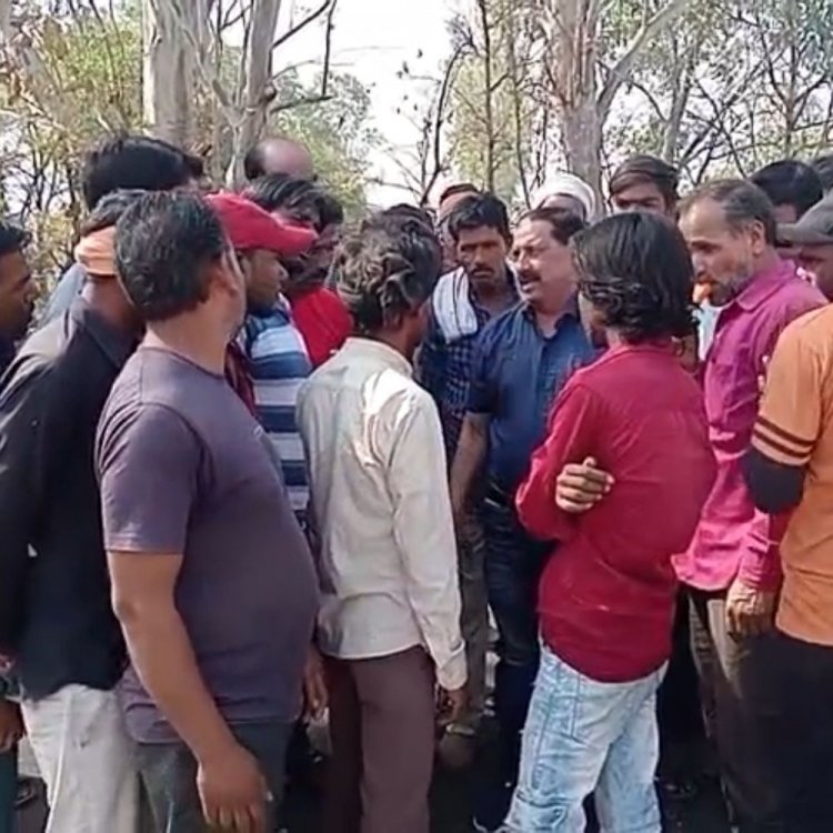 सब्जी मंडी में पार्किंग को लेकर हुआ विवाद:दुकानदारों ने कब्जा किया, विरोध में सड़क पर दो घंटे जाम; आश्वासन के बाद पीछे हटे