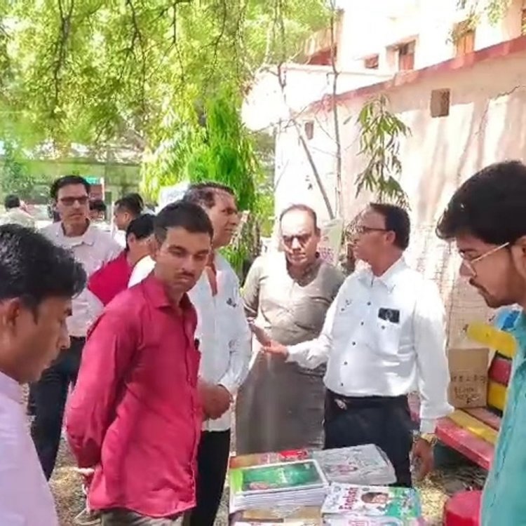 शाजापुर में लगा पुस्तक मेला:महारानी लक्ष्मीबाई विद्यालय में रियायती दर पर किताबें और यूनिफॉर्म उपलब्ध