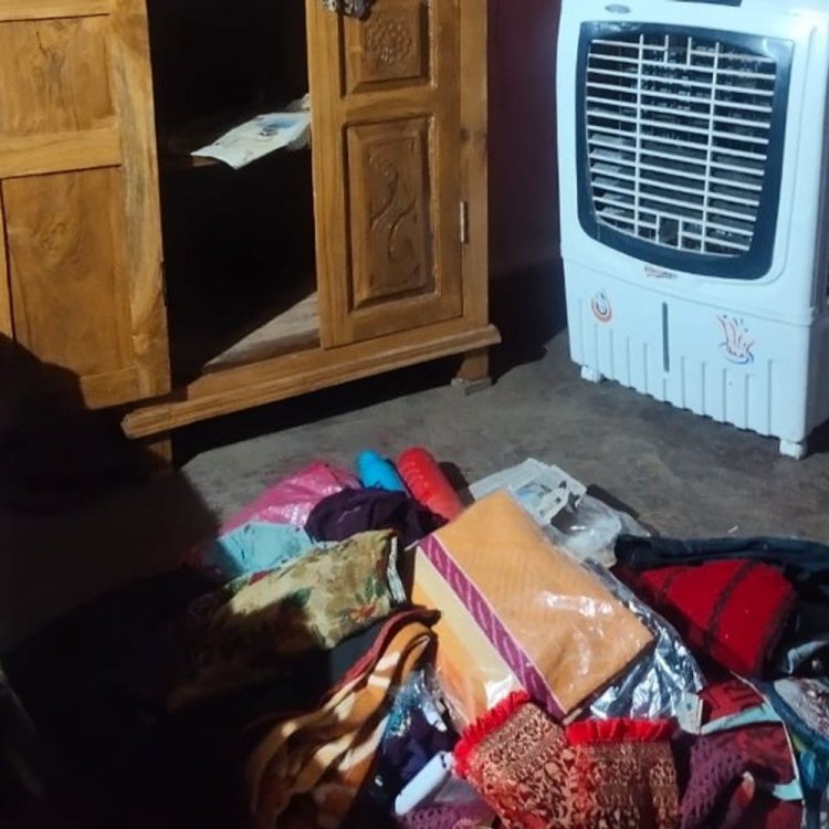 सूने मकान का ताला तोड़ गहने ले भागे चोर:नवरात्रि में पैतृक गांव गया था परिवार, वापस लौटा तो घर में फैला मिला सामान