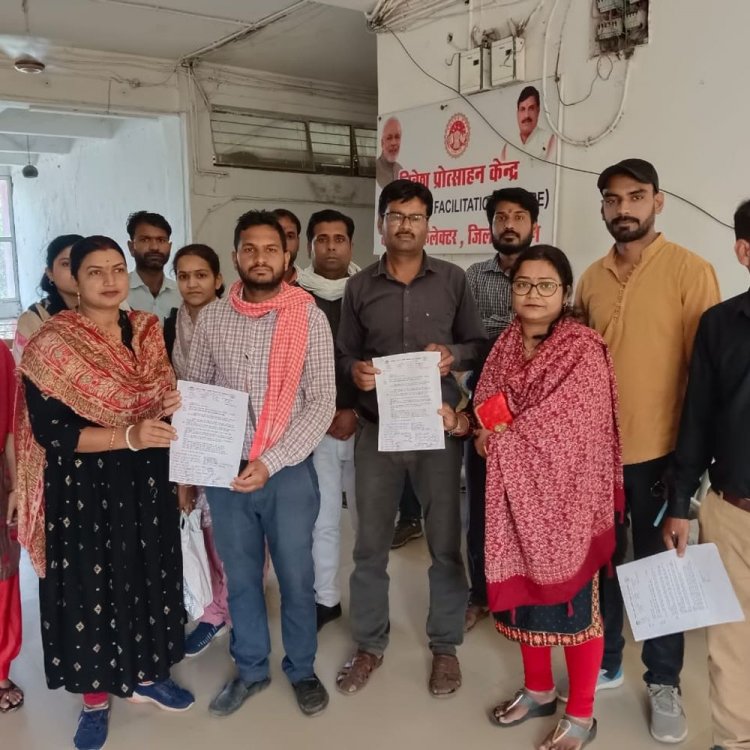 5 मांगों को लेकर कलेक्टर के पास पहुंचे अतिथि शिक्षक:12 महीने का सेवा एग्रीमेंट; 6 महीने से रुका वेतन तुरंत देने की मांग