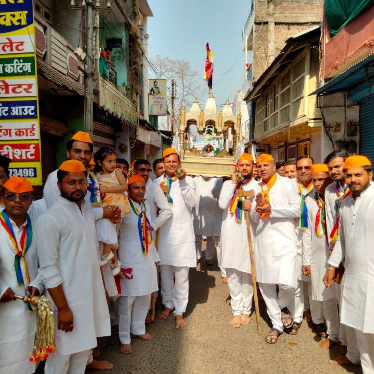 हरदा में जैन समाज ने निकाली शोभायात्रा:महावीर जयंती पर केसरिया साड़ी में शामिल हुई महिलाएं; मंदिर में होगी महाआरती