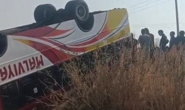 सागर में पलटी बारातियों से भरी बस, 12 घायल:शादी के बाद रायसेन से ललितपुर लौट रहे थे, राहगीरों ने फंसे लोगों को निकाला बाहर