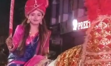 घोड़ी पर सवार होकर दूल्हे को दिया निमंत्रण:परिजनों के साथ बुरहानपुर आई सूरत की दुल्हन; आज होगी शादी