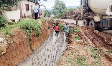खबर का असर: रिटेनिंग वॉल व नाली बनाने खोदा गया था, गड्ढा, अब काम शुरू