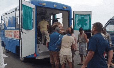 रतलाम में ट्रॉले में पीछे से घुसी मिनी बस:तीर्थ यात्रा से मंदसौर लौट रहे परिवार के 8 लोग घायल; दिल्ली-मुंबई एक्सप्रेस वे पर हादसा