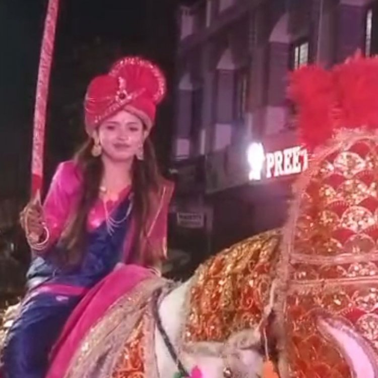 घोड़ी पर सवार होकर दूल्हे को दिया निमंत्रण:परिजनों के साथ बुरहानपुर आई सूरत की दुल्हन; आज होगी शादी