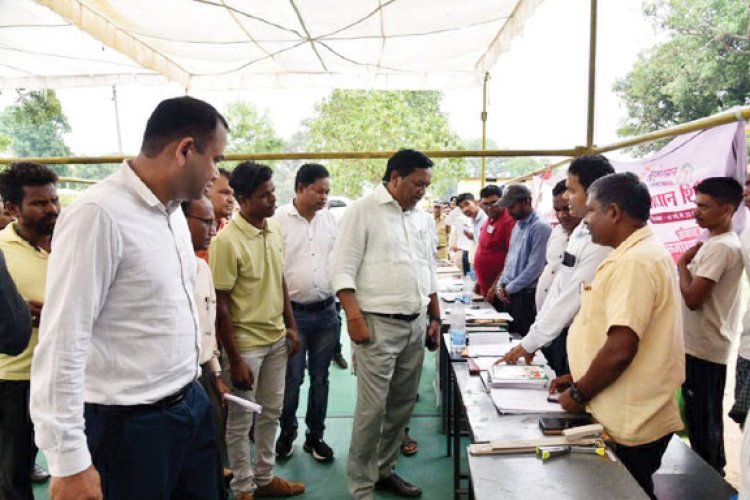 बस्तर कमिश्नर ने बड़े कनेरा समाधान शिविर का लिया जायजा