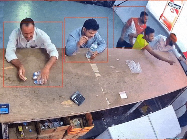 देवास में शराब दुकान पर विवाद के बाद मारपीट:3 घायल, एक इंदौर रेफर; बस स्टैंड के पास सीसीटीवी में कैद हुई घटना