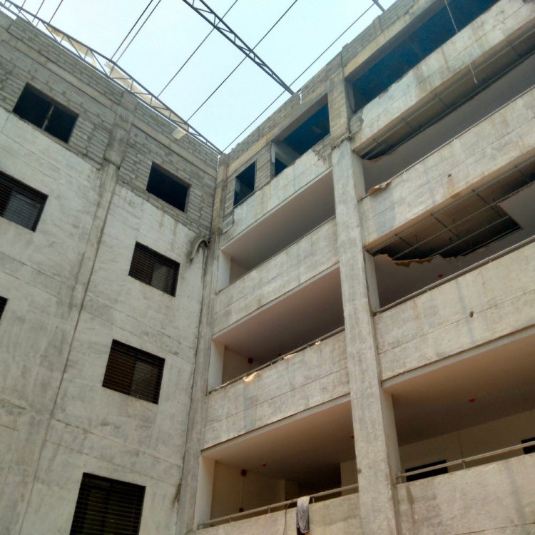 हरदा जिला अस्पताल का निर्माण कार्य अब तक अधूरा:लागत 34 करोड़; CMHO बोले- सुरक्षा कारणों से काम में देरी, अगस्त तक होगा पूरा