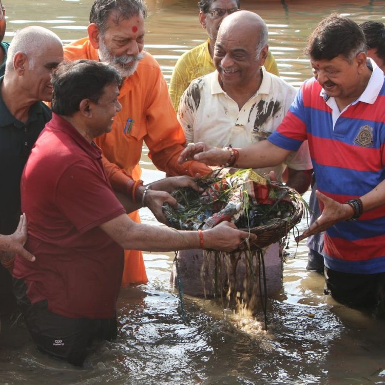 मंत्री विजयवर्गीय ने की मंदाकिनी की सफाई:नदी के किनारे होगा बड़ा वृक्षारोपण; 40 किमी क्षेत्र में लगेंगे 5 लाख पौधे