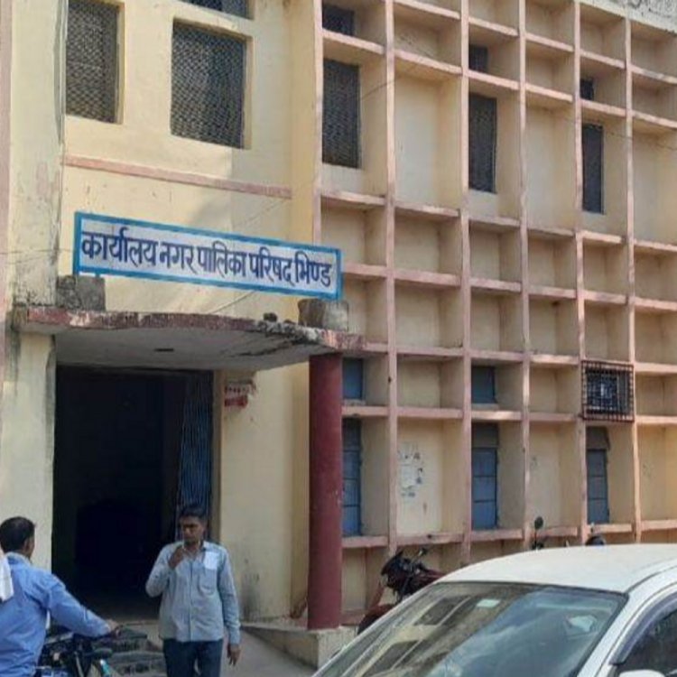 भिंड में सरकारी पानी पंप चालू करने पर विवाद:नगर पालिका कर्मचारी की शिकायत पर शासकीय कार्य में बाधा की एफआईआर दर्ज