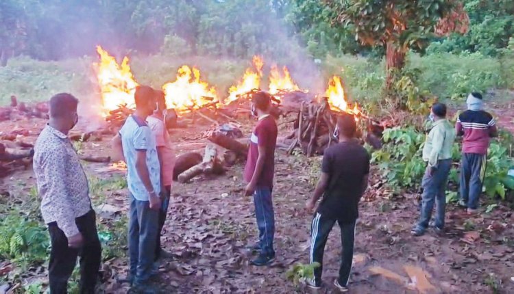 पुलिस ने बसवराजू सहित 8 नक्सलियों का किया अंतिम संस्कार