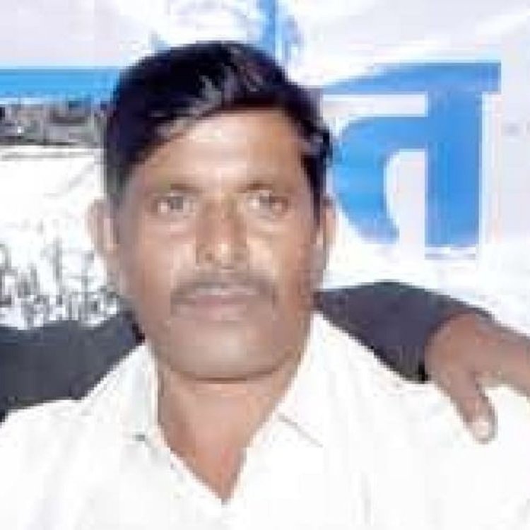 तेज रफ्तार कार की टक्कर से बाइक चालक की मौत:पत्नी-बेटी घायल; शादी से घर लौट रहा था परिवार; भांडेर-चिरगांव रोड पर हुआ हादसा