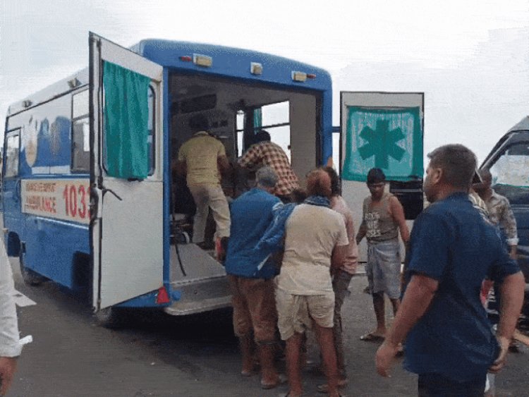 रतलाम में ट्रॉले में पीछे से घुसी मिनी बस:तीर्थ यात्रा से मंदसौर लौट रहे परिवार के 8 लोग घायल; दिल्ली-मुंबई एक्सप्रेस वे पर हादसा