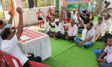 बैतूल में MSP पर मूंग खरीदी शुरू करने की मांग:किसान संघ ने कलेक्ट्रेट में किया विरोध; आंदोलन की दी चेतावनी