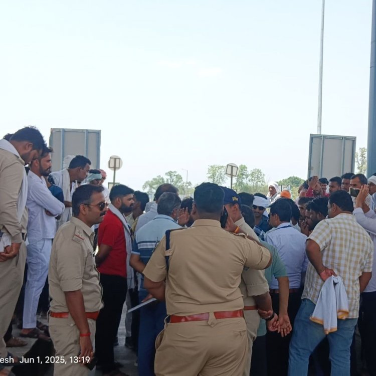 12 गांवों के लोगों का कुंडी टोल प्लाजा पर प्रदर्शन:टोल शुल्क में छूट की मांग को लेकर डटे, एसडीएम ने दिया आश्वासन