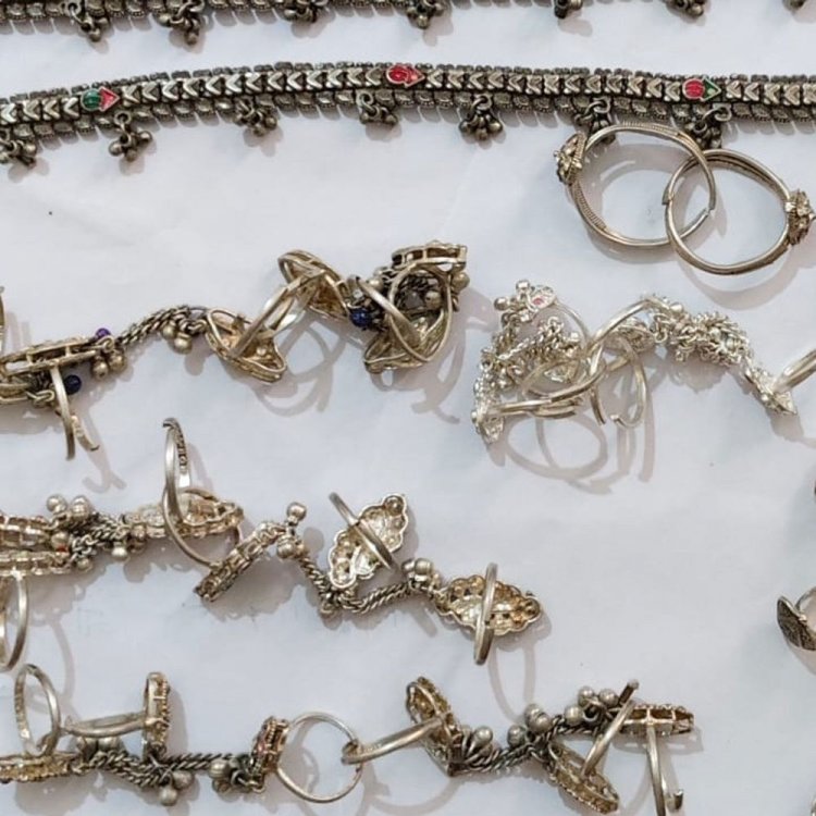 नीमच में दो घरों से चोरी का आरोपी पकड़ा:चांदी के जेवर और सोने के मोती समेत 1.35 लाख का माल बरामद