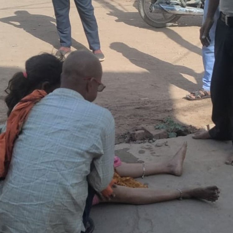 सीधी में ट्रक की टक्कर से महिला-बच्ची घायल:दोनों बस की प्रतीक्षा कर रहे थे, चालक फरार, दूसरे वाहन भी क्षतिग्रस्त