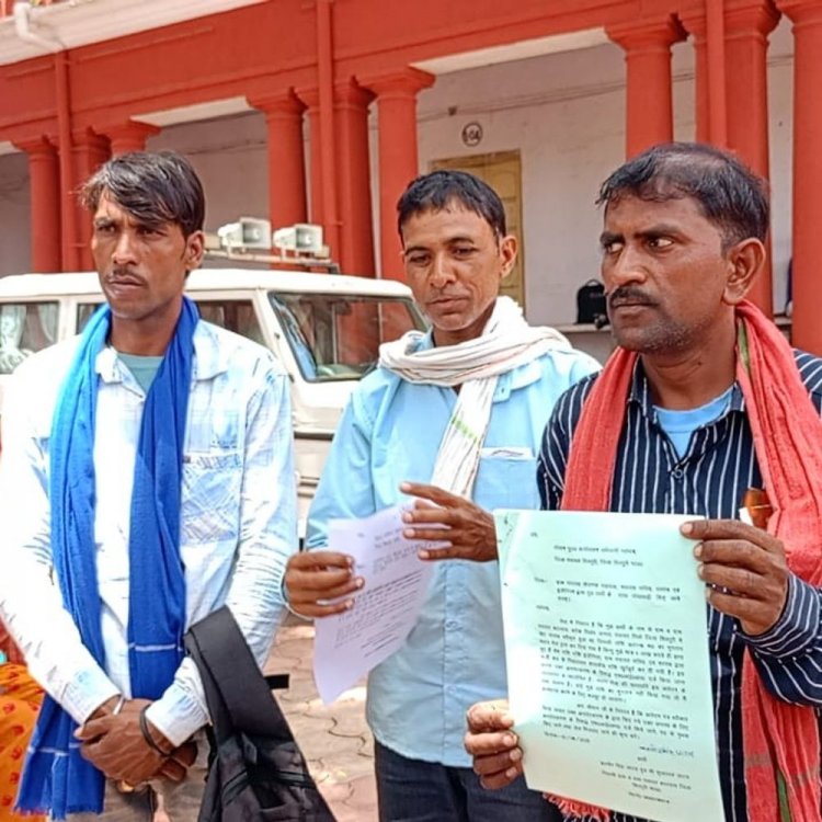 खेत तालाब के 3 लाख में से 2-लाख का गबन:किसान ने कलेक्टर से कहा- सचिव, सरपंच और इंजीनियर ने मिलकर किया घोटाला