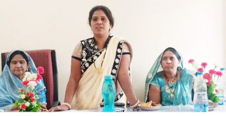 आंवराडबरी में प्रशासन की तर्ज पर सरपंच ने ली बैठक, कहा-ग्रामीणों की सुविधा अनुसार काम करेंगे