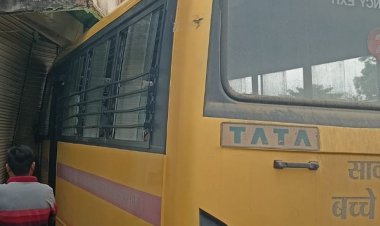 कोतमा में स्कूल बस मकान में घुसी:सरस्वती स्कूल की बस बेकाबू, चालक फरार; बच्चे नहीं थे सवार
