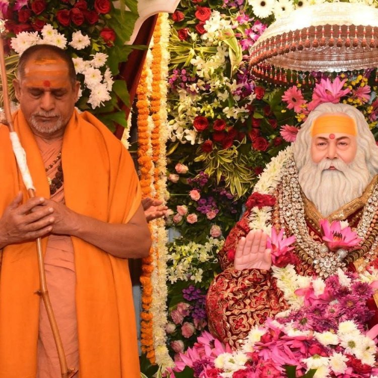 घरों से रोटी-भाजी के टिक्कर लेकर मंदिर पहुंचे भक्त:नरसिंहपुर के झौंतेश्वर आश्रम में चातुर्मास्यव्रत का शुभारंभ, 5 हजार श्रद्धालु हुए शामिल